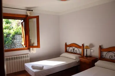 Cama o camas de una habitación en Lanau Casa Barbacoa Bike's Jardín Naturaleza