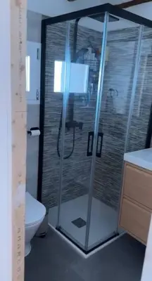 Un baño de Teletrabajo en paz o fin de semana en el pueblo