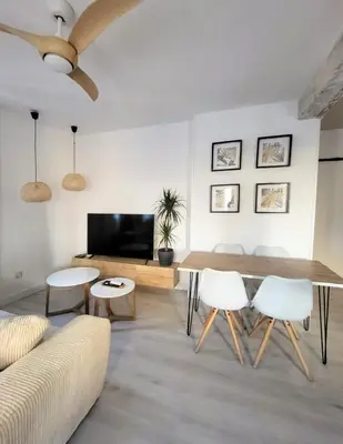 Una televisión o centro de entretenimiento en Apartamentos Crispín Candela