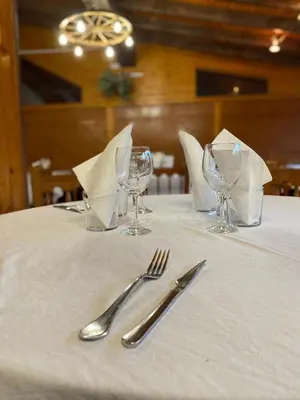 Un restaurante o sitio para comer en Hostal del Camino de Santiago