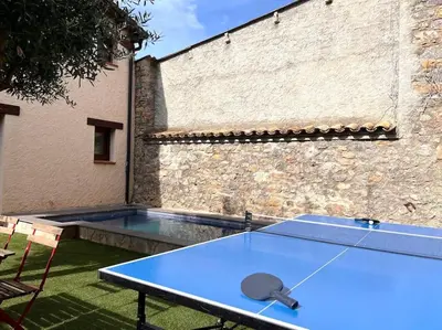 Instalaciones para jugar al ping pong en Casa Martinach - L'Amfitriona o alrededores