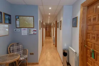 Una televisión o centro de entretenimiento en Pensión El Gallo