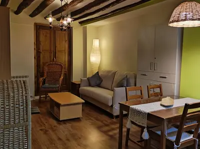 Zona de estar de Casa Pilar situada en la capital del Somontano
