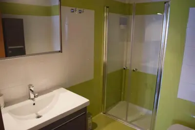 Un baño de Inmejorable Apartamento cerca Estación Delicias con GARAJE