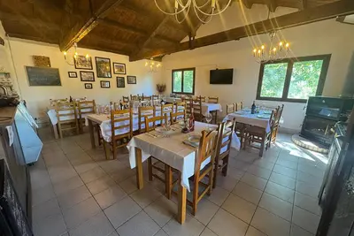 Un restaurante o sitio para comer en Albergue La Escuela de Liri