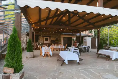 Un restaurante o sitio para comer en Albergue La Escuela de Liri