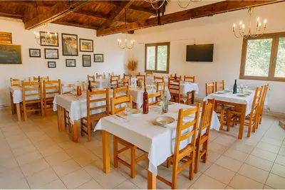 Un restaurante o sitio para comer en Albergue La Escuela de Liri