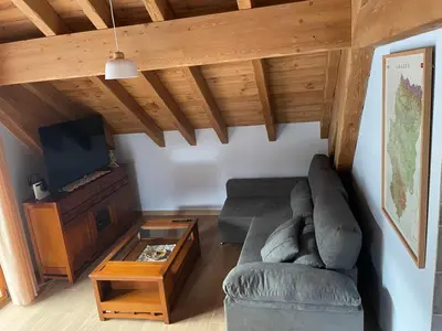 Una televisión o centro de entretenimiento en El Arco de Piedrafita