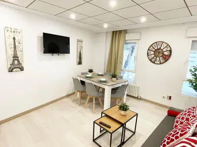 Una televisión o centro de entretenimiento en Novedad Avenida puente del Pilar