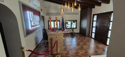 Una televisión o centro de entretenimiento en Vineam Hotel