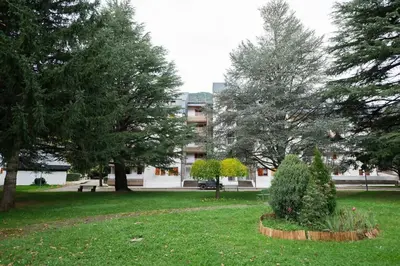 Jardín al aire libre en Esencia Pirineos l BQQ l Pisicina l Tenis