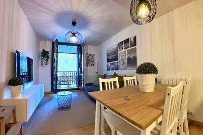 Una televisión o centro de entretenimiento en Mimosa 5 con terraza - tucasaenlospirineos