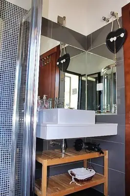 Un baño de La Casa del Lago con vistas a las Montañas