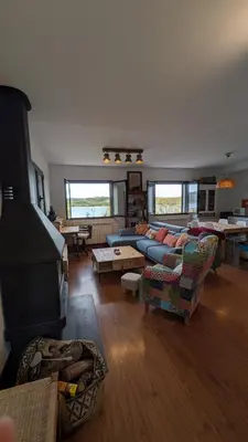 Zona de estar de La Casa del Lago con vistas a las Montañas