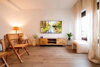 Una televisión o centro de entretenimiento en Casa Rita 3 Dormitorios 2 Baños Casco Antiguo