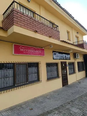 Edificio en el que se encuentra el hostal o pensión