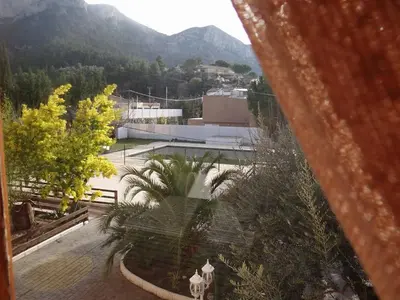 Vista general de una montaña o vista desde el hostal o pensión