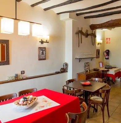 Un restaurante o sitio para comer en La Posada de Berge