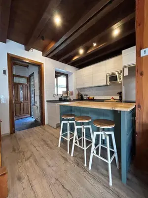 Una cocina o zona de cocina en Chalet con encanto Jardín y Parking Privado