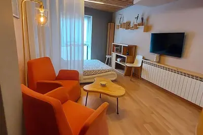 Una televisión o centro de entretenimiento en Estudio de diseño con parking en el centro