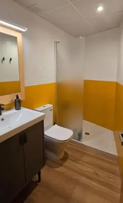 Un baño de Estudio de diseño con parking en el centro