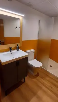 Un baño de Estudio de diseño con parking en el centro