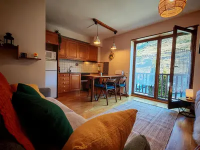 Una cocina o zona de cocina en Tu rincón rústico con balcón y vistas - Erta 2