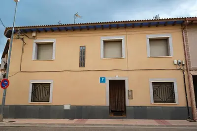 Edificio en el que se encuentra el hostal o pensión
