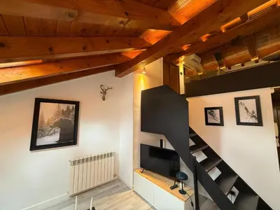 Una televisión o centro de entretenimiento en Lo Attic