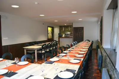 Un restaurante o sitio para comer en Hostal Orialde