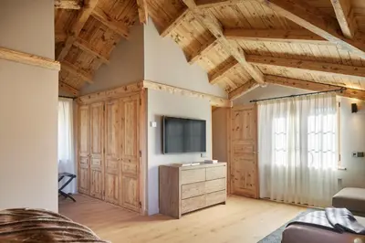 Una televisión o centro de entretenimiento en Pleta Baqueira Luxe 10 by FeelFree Rentals