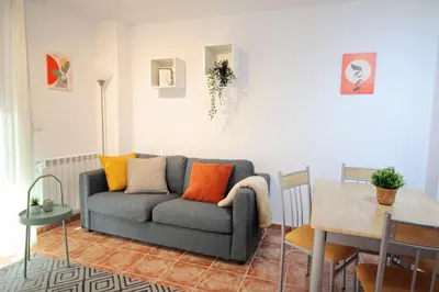 Zona de estar de Piso coqueto con PARKING y BALCON