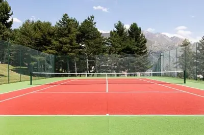 Instalaciones para jugar a tenis o squash en Céntrico apartamento con vistas en Formigal - Entrada 24h sin llaves o alrededores