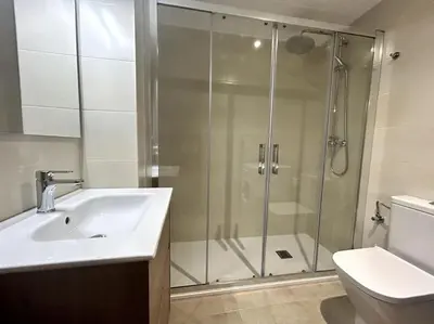 Un baño de Apartament cèntric amb terrassa i balcó by RURAL D'ÀNEU