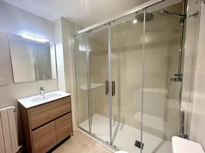Un baño de Apartament cèntric amb terrassa i balcó by RURAL D'ÀNEU