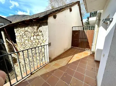 Un balcón o terraza de Apartament cèntric amb terrassa i balcó by RURAL D'ÀNEU