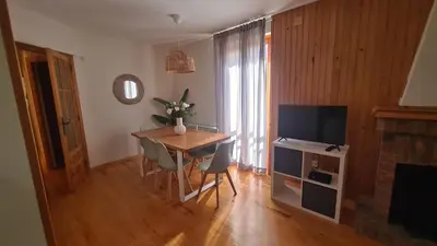 Una televisión o centro de entretenimiento en El ibón de Gala