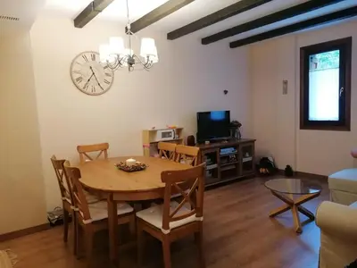 Una televisión o centro de entretenimiento en El Boj