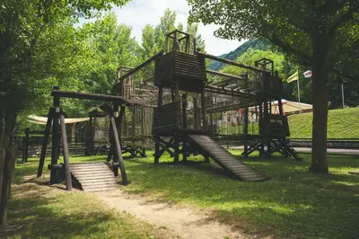 Zona de juegos infantil en HolaCamp Aran Aventura