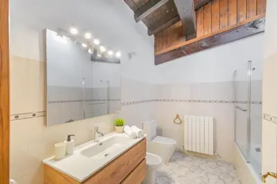 Un baño de Espaciosa casa rural en pleno corazón del Baztán