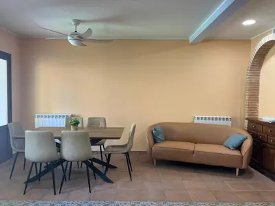 Zona de estar de Chalet de Aranda - Elegante Casa para 7 con jardín privado, AC y WiFi