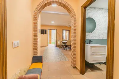 Una televisión o centro de entretenimiento en Chalet de Aranda - Elegante Casa para 7 con jardín privado, AC y WiFi