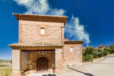 Plano de Chalet de Aranda - Elegante Casa para 7 con jardín privado, AC y WiFi