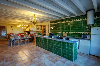 Una cocina o zona de cocina en Masia el Carlos Private Pool - Cinema - AC - Game room