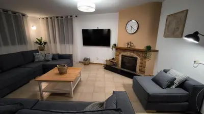 Una televisión o centro de entretenimiento en El Mirador dels Ports