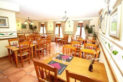 Un restaurante o sitio para comer en EVA & TRAVEL - Hotel LA BOTIGA