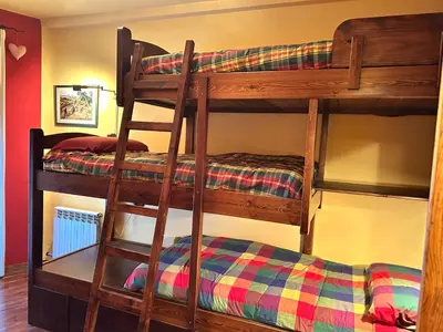 Litera o literas de una habitación en Apartament dúplex amb gran terrassa by RURAL D'ÀNEU