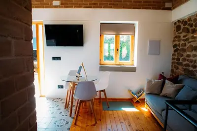 Una televisión o centro de entretenimiento en Bodega Ecológica - Rioja Suites