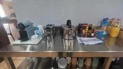 Utensilios para hacer té y café en Casa Rural Mirador del Águila