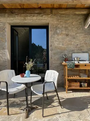 Un balcón o terraza de Habitación con cocina de verano jardín y entrada privada